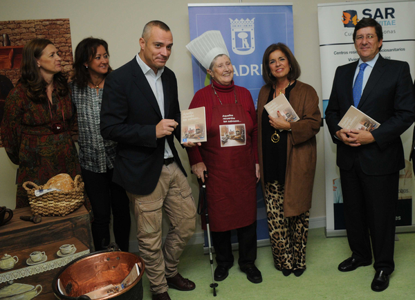 Presentación de libro de recetas hecho por enfermos de alzheimer